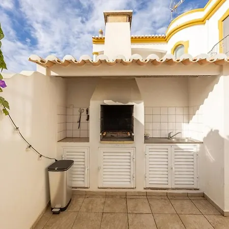 Casa de hóspedes Local *