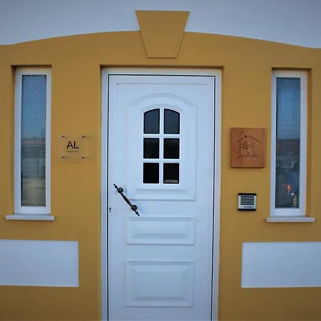 Casa de hóspedes Local *